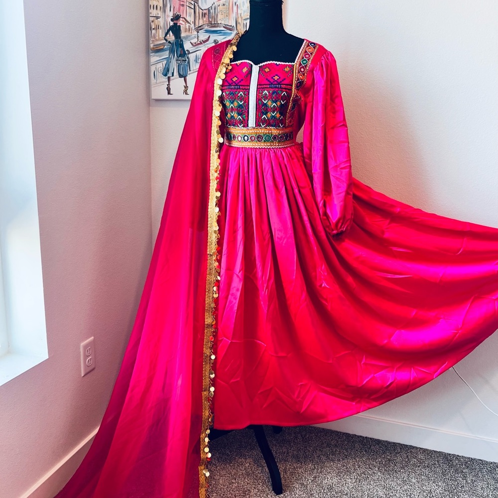 🌺 pink satin dress and hand design on the dress size M,S